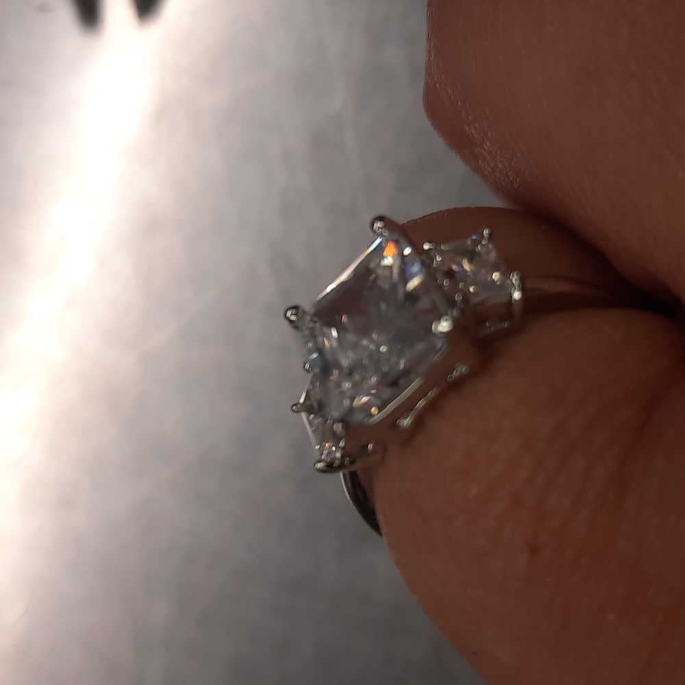 Glitz and Glamour Crystal faceted Ring - Picture 3 of 4